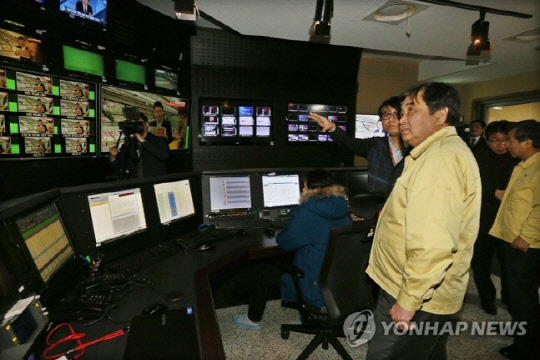 한상혁 방통위원장이 지난달 28일 방송사를 방문해 '우한 폐렴' 관련 방송상황을 점검하고 정확한 보도를 당부하고 있다.  연합뉴스